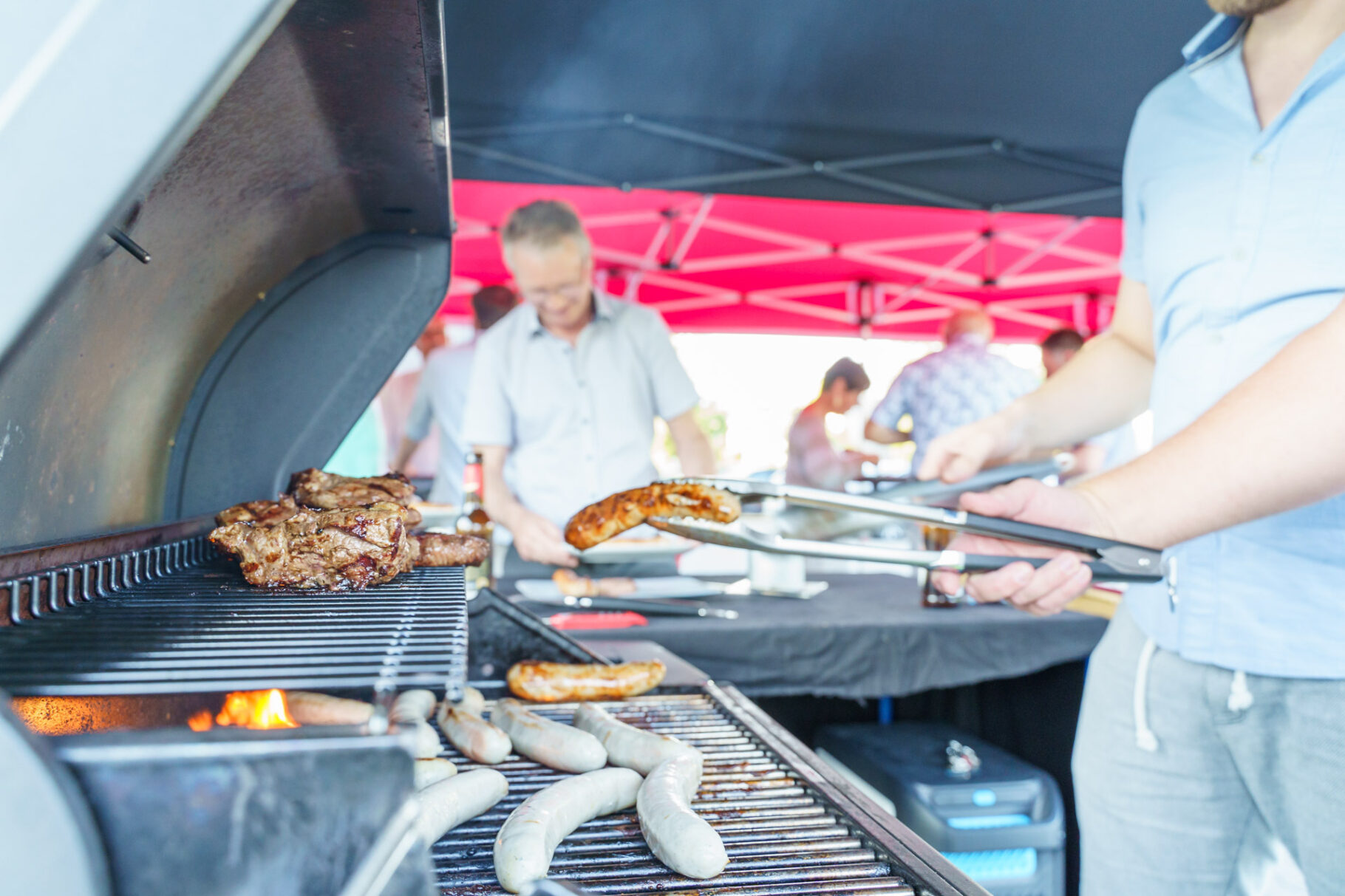 Würstchen auf dem Grill