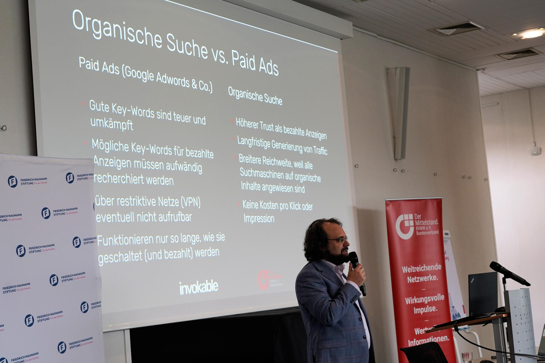 Toni Müller vor Leinwand