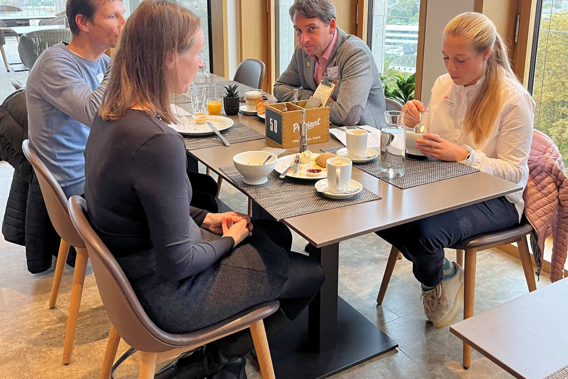 Tisch mit Teilnehmern beim Frühstück