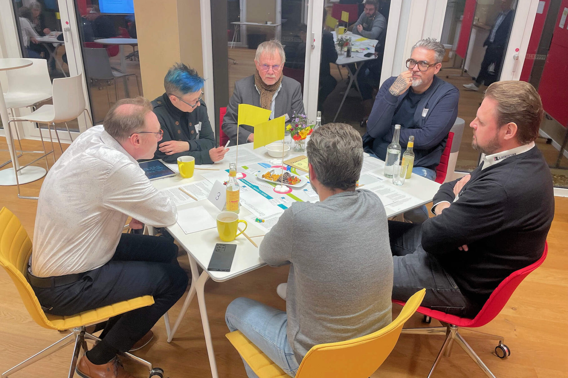 Tisch mit Workshop-Teilnehmern