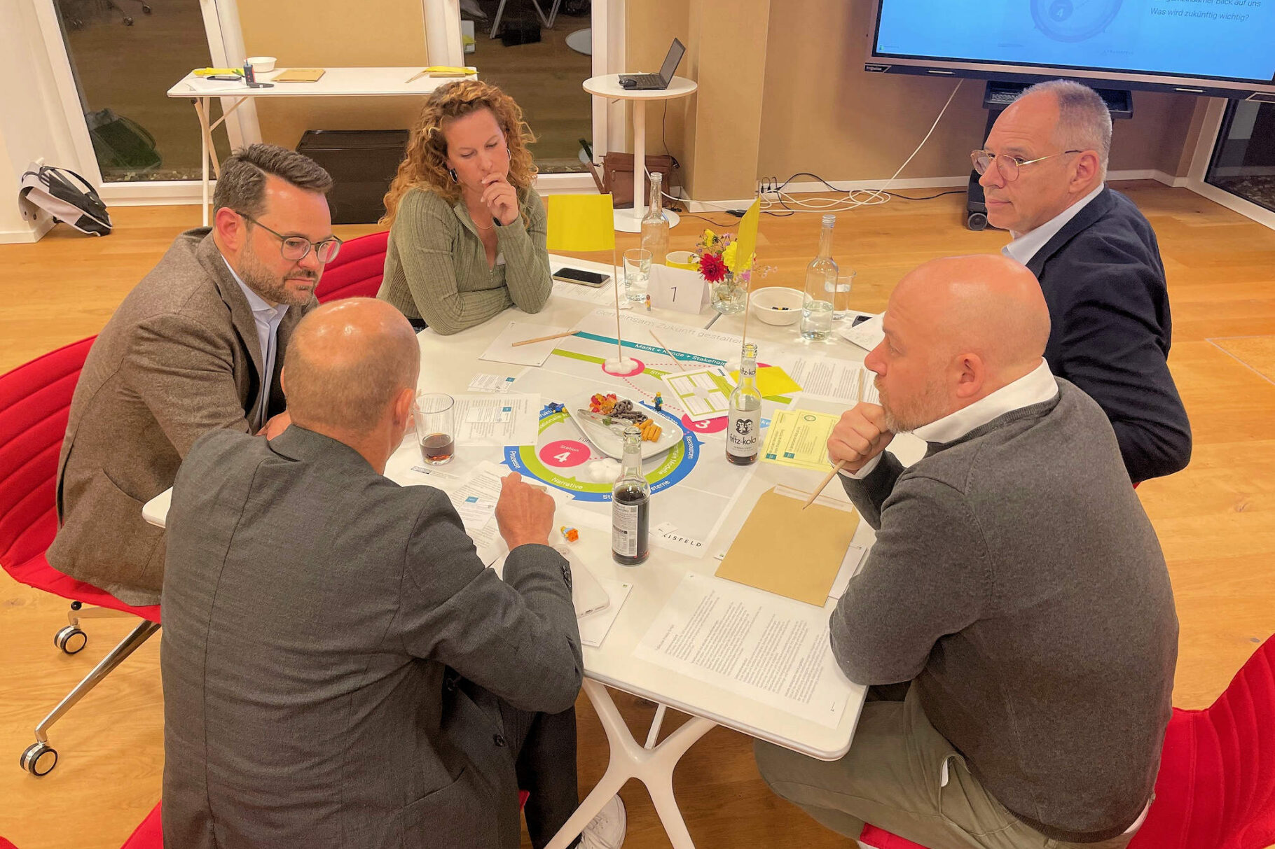 Tisch mit Workshop-Teilnehmern