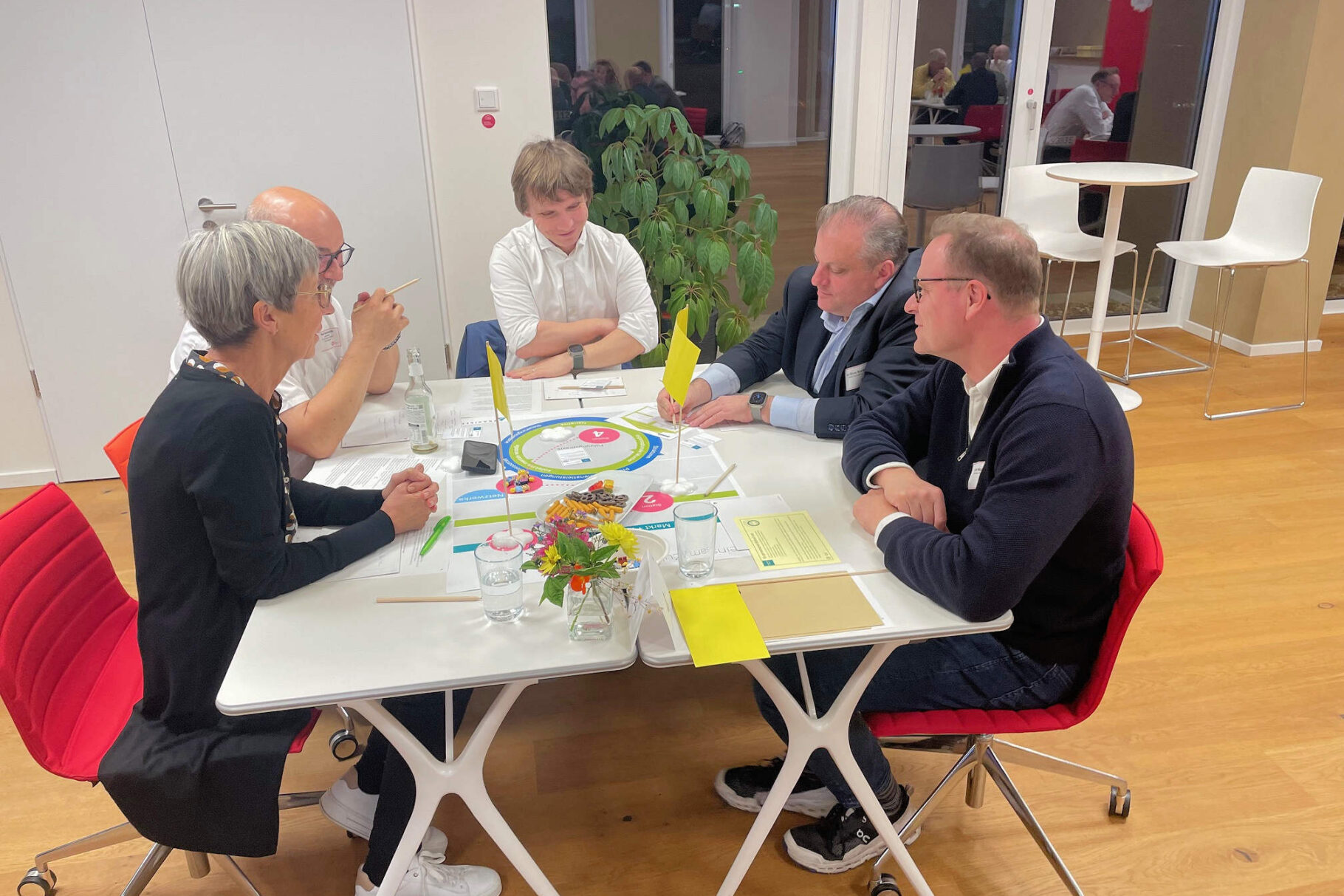 Tisch mit Workshop-Teilnehmern