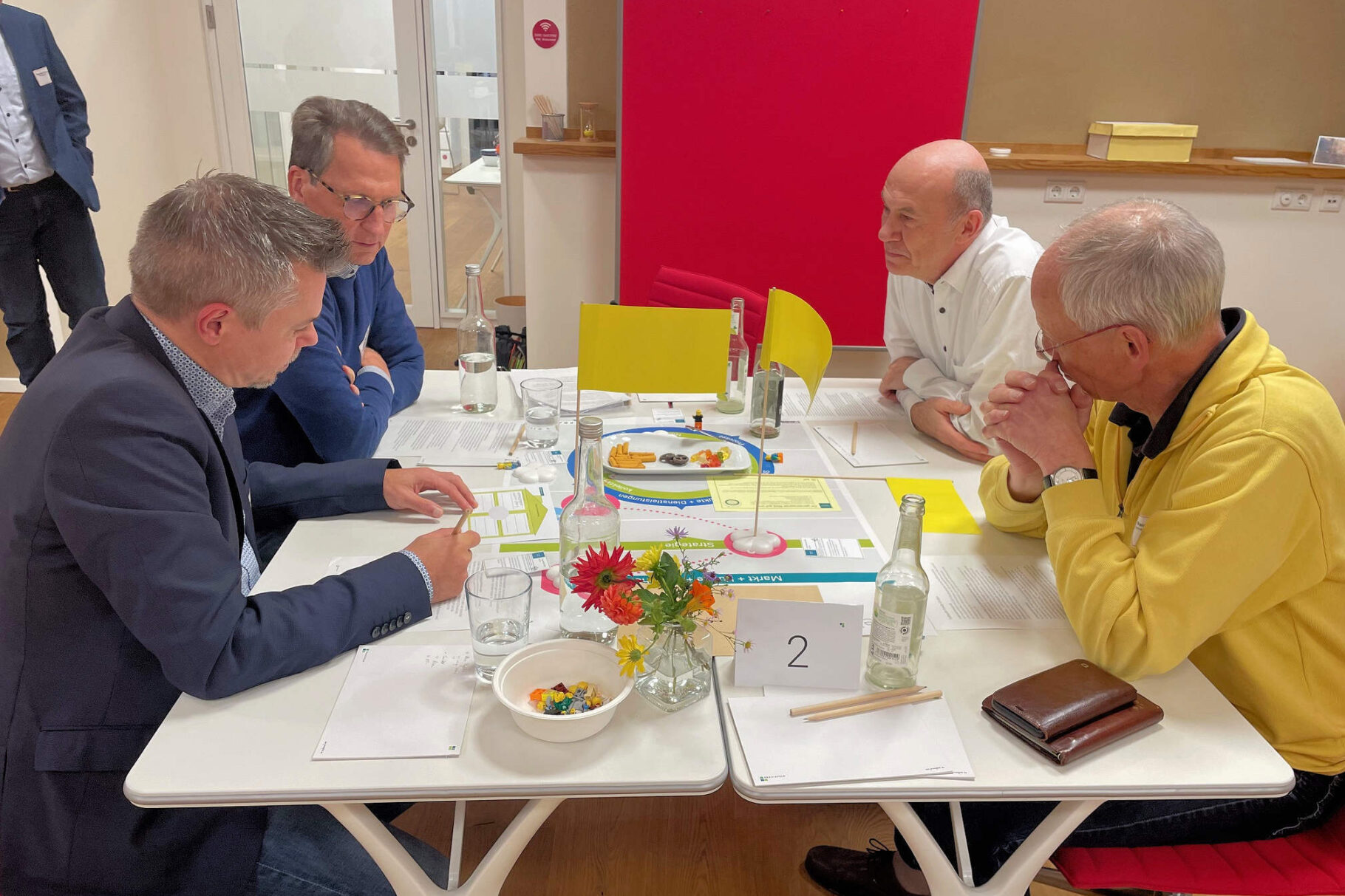 Tisch mit Workshop-Teilnehmern