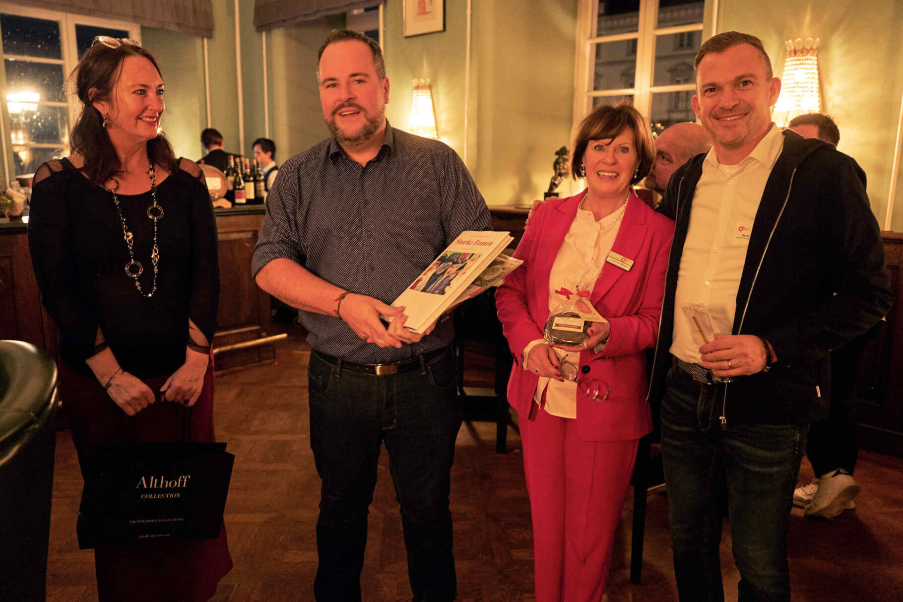 Dagmar und Julian Maier präsentieren ein Buch