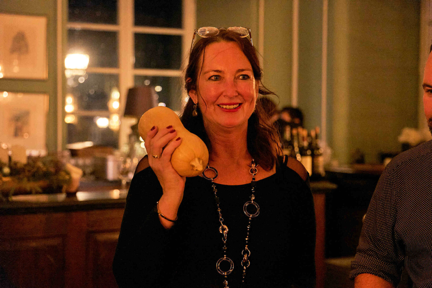 Eine Frau mit einem Preis