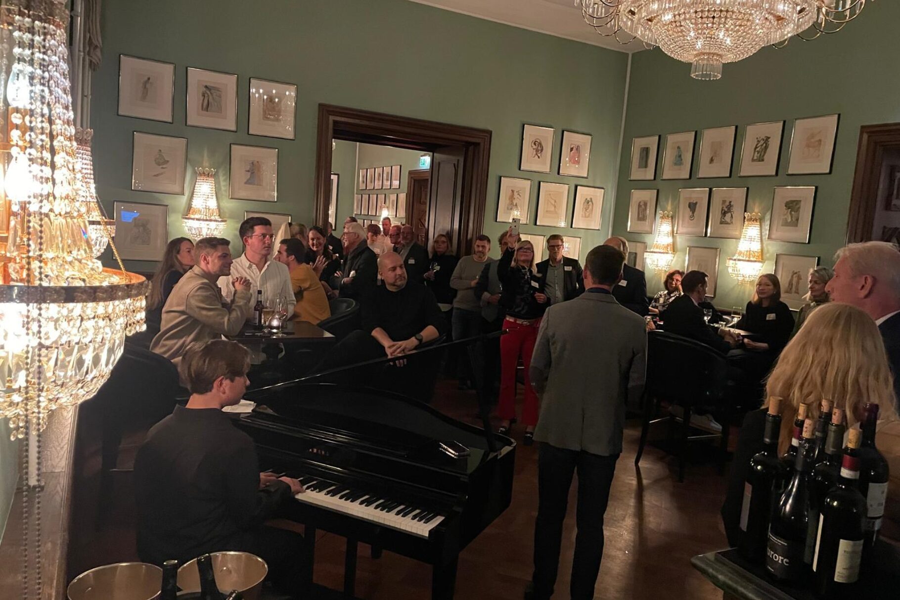 Teilnehmer beim Gespräch