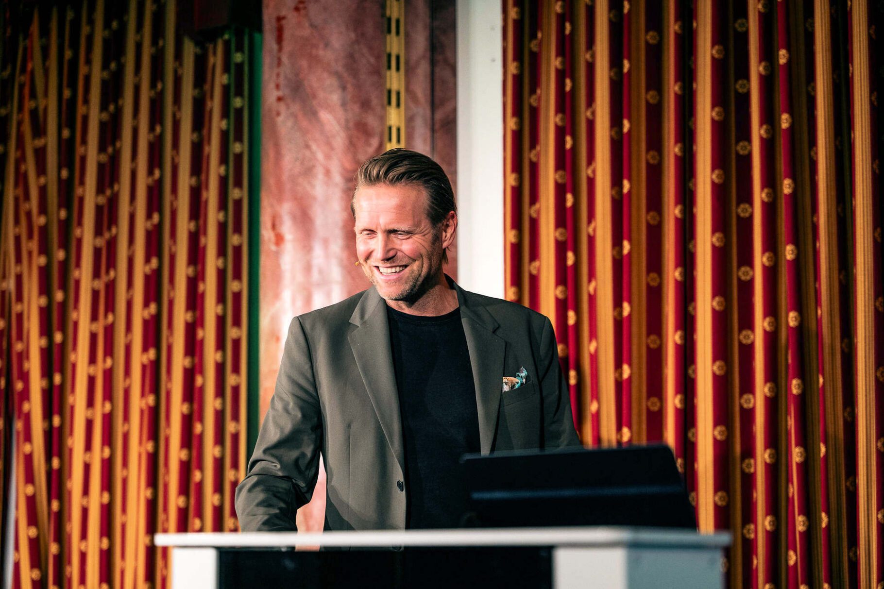 Olympiasieger Julius Brink beim Vortrag