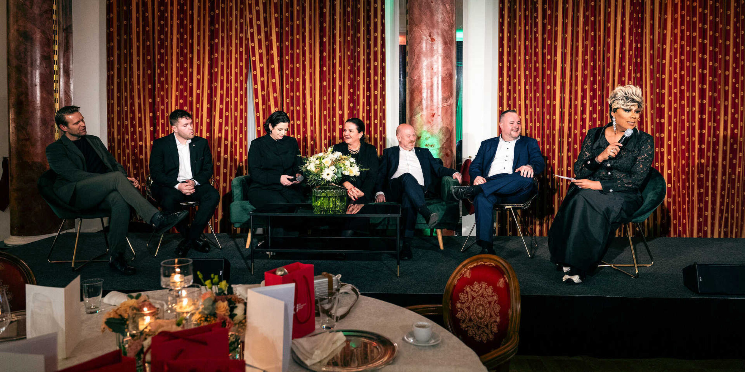 Diskussionsrunde auf der Bühne