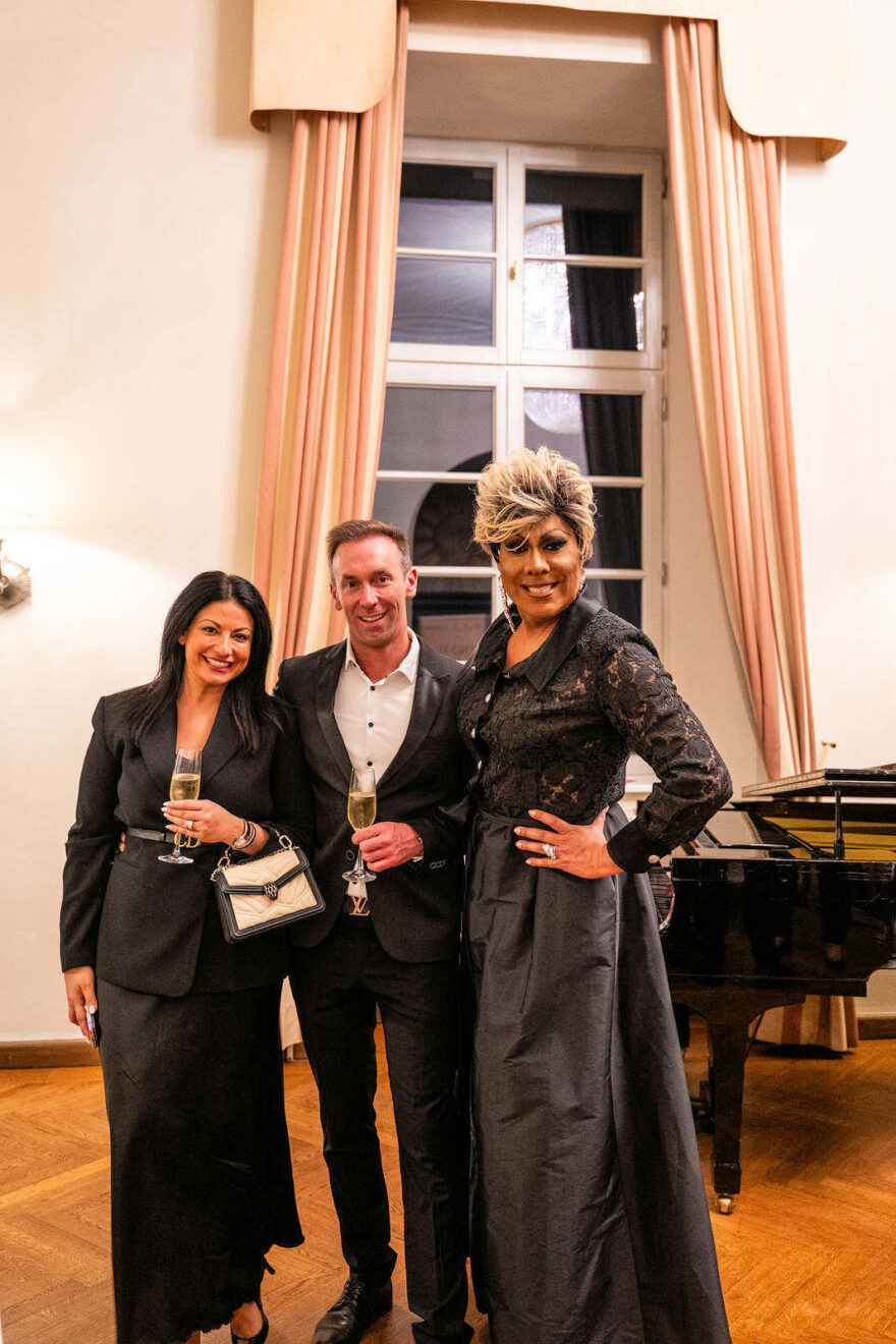 Drag Queen Catherine  im Gruppenbild