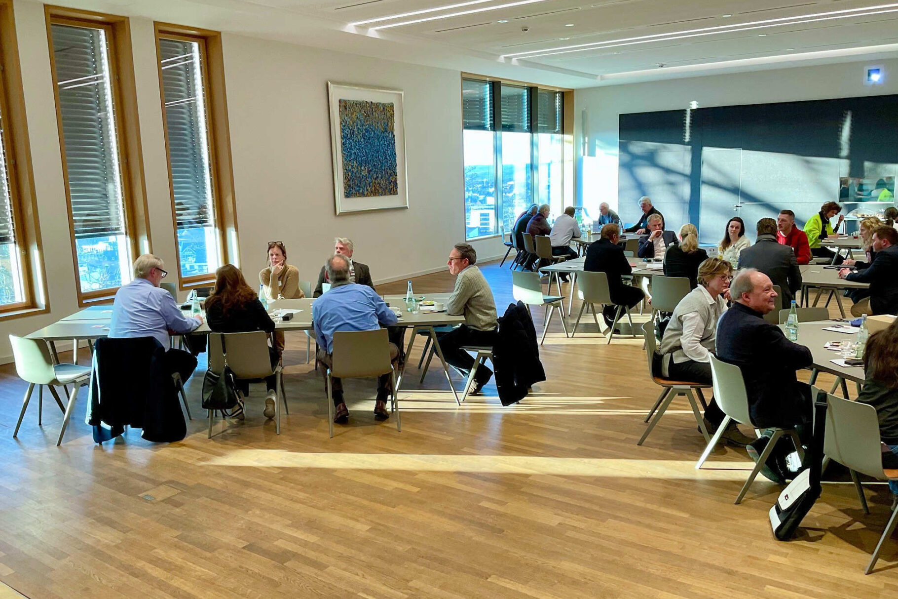 Teilnehmer an Tischen