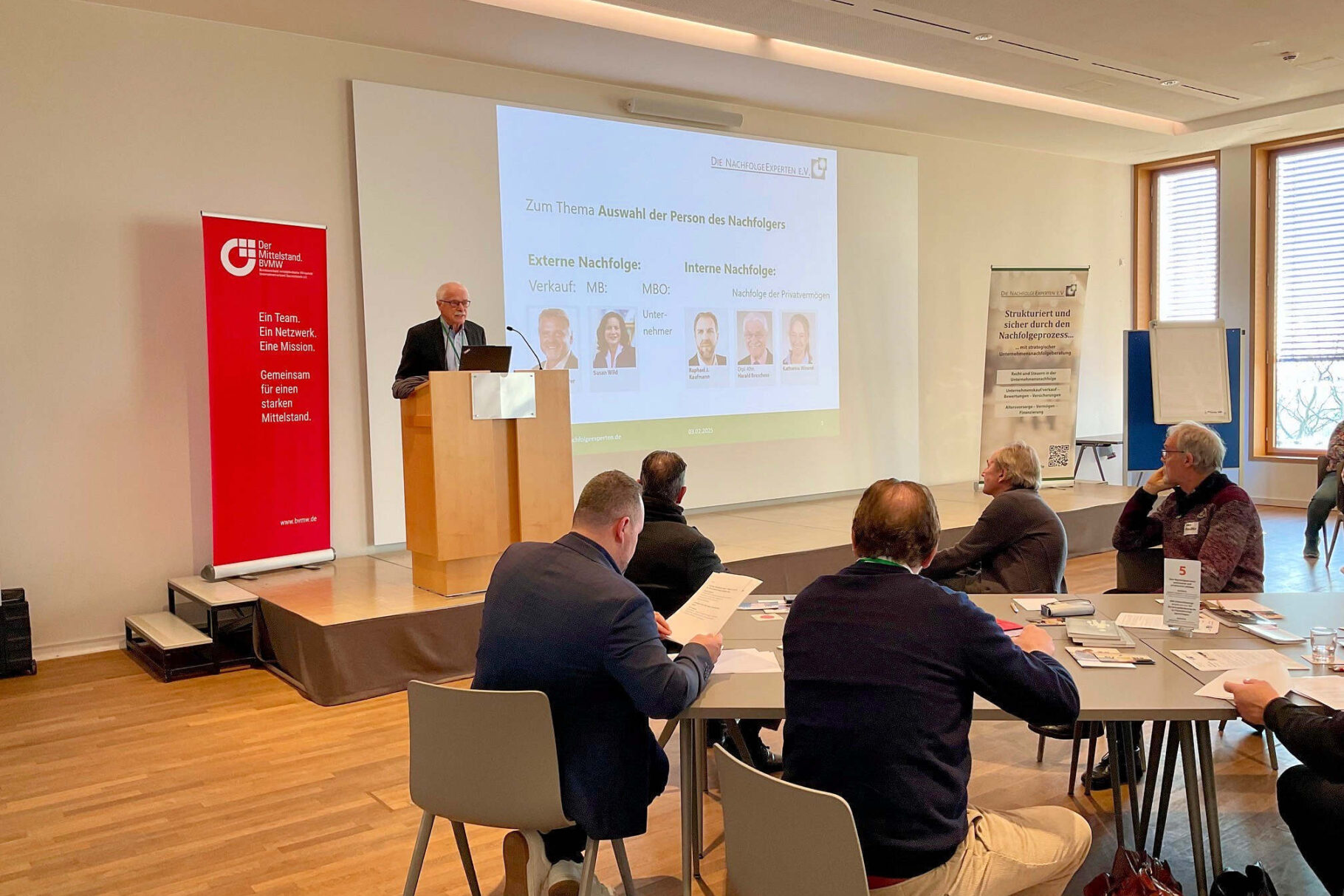 Referent am Rednerpult und Teilnehmer