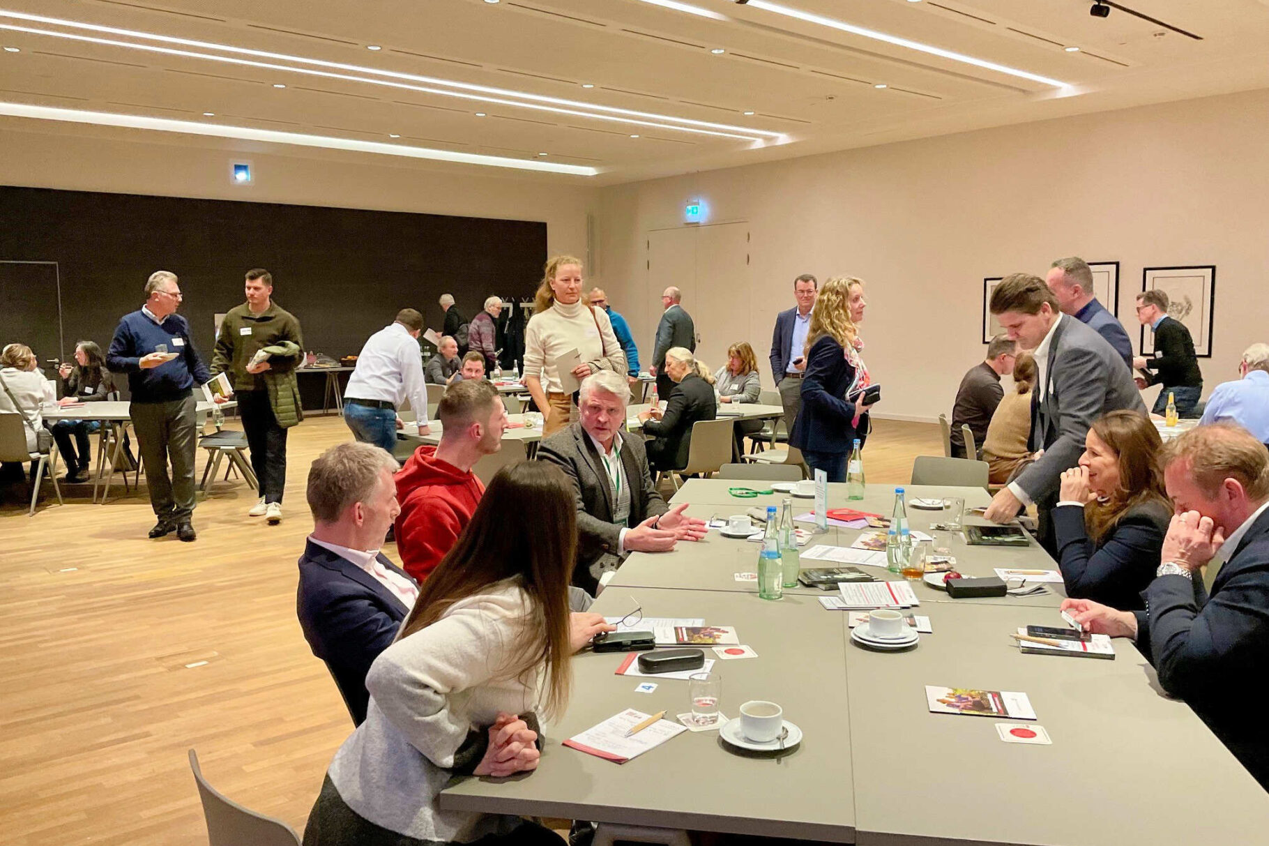 Teilnehmer an Tischen