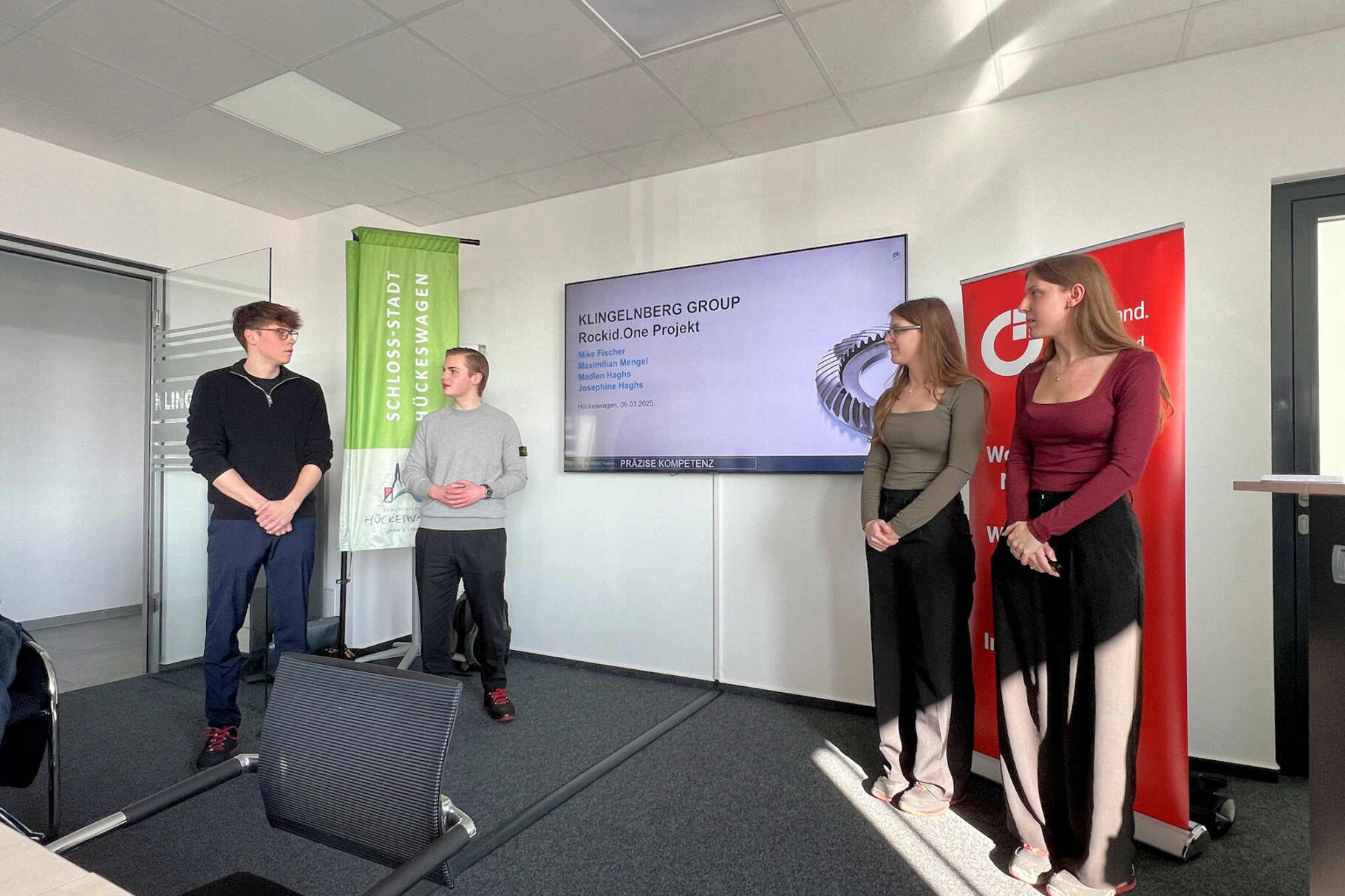 Die vier Auszubildenden beim Vortrag