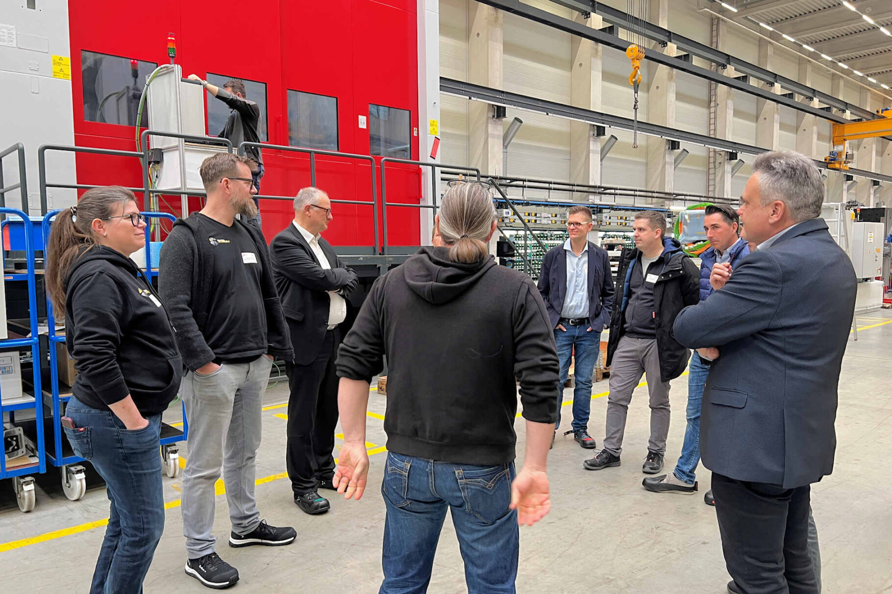 Personen beim Betriebsrundgang