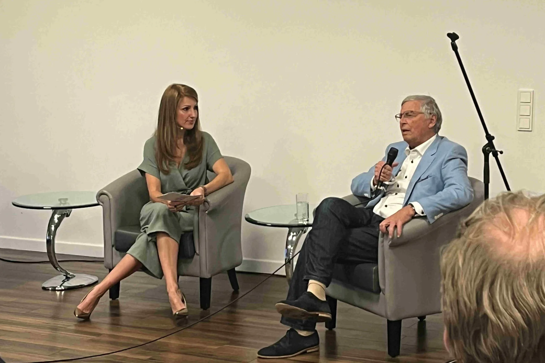Mara Bergmann mit Wolfgang Bosbach beim Interview