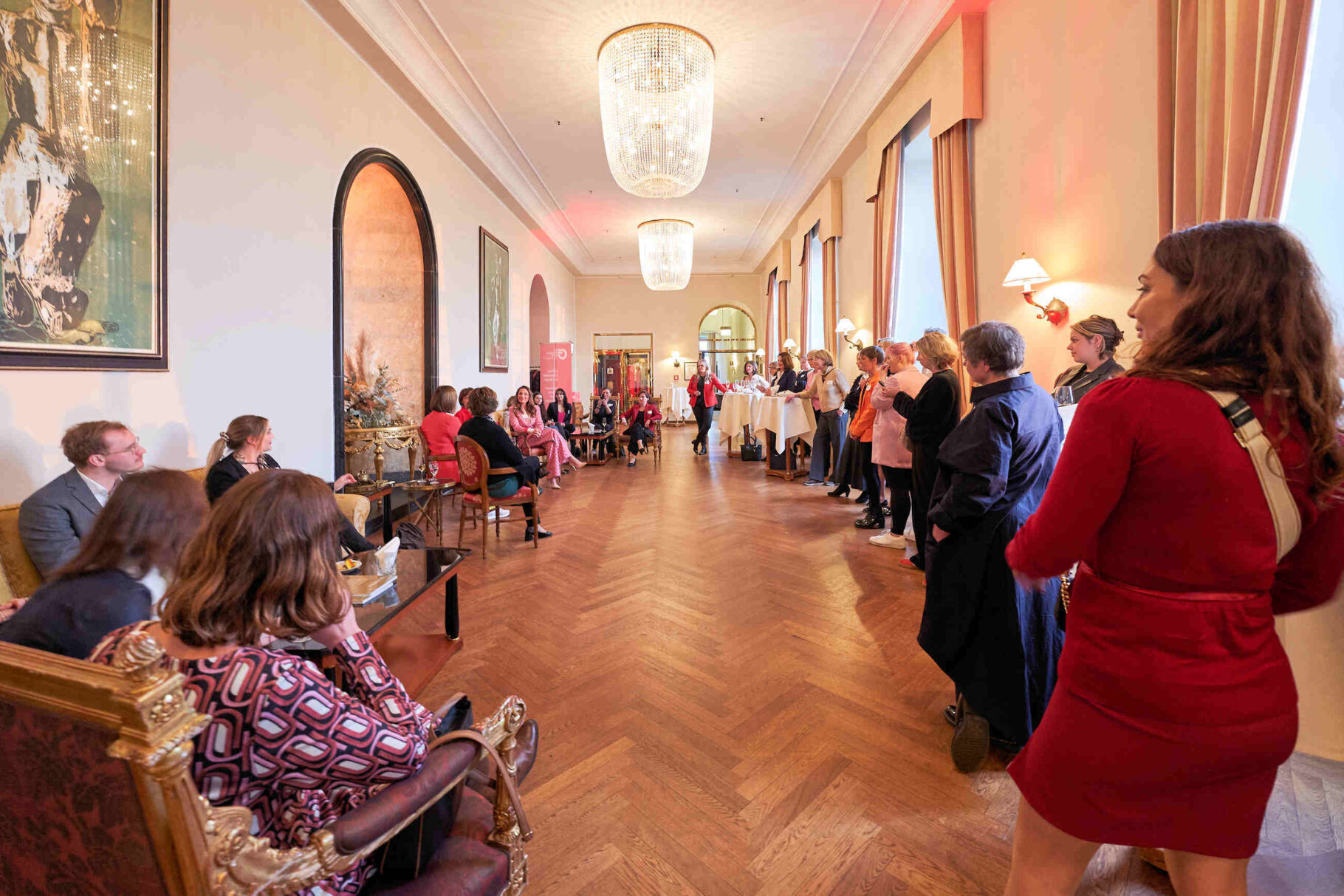 Saal mit Teilnehmerinnen