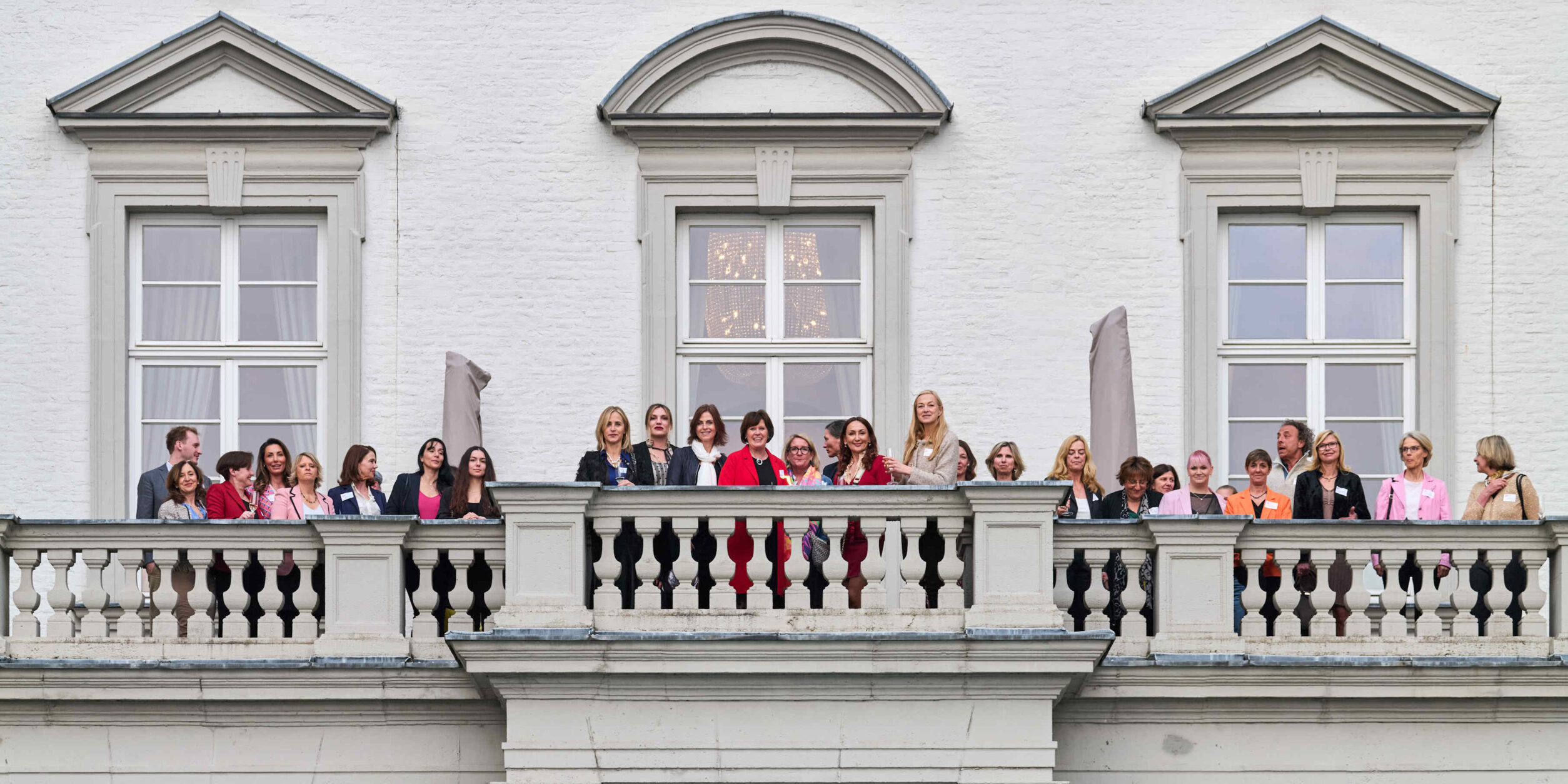 Teilnehmerinnen auf dem Balkon Schloss Bensberg
