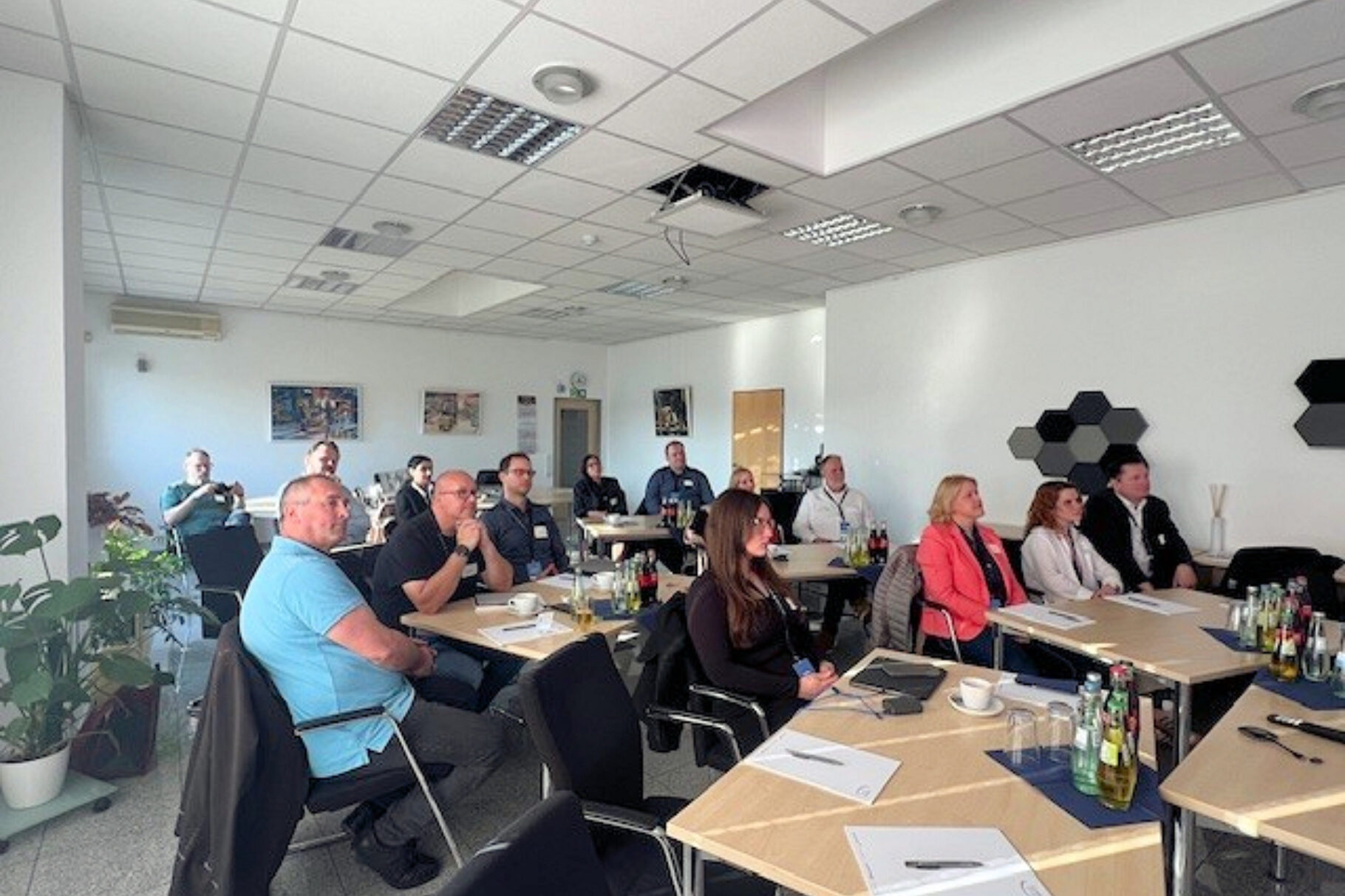 Teilnehmer an Tischen