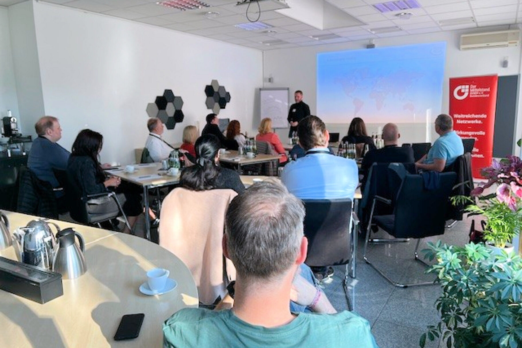 Teilnehmer schauen auf den Referenten