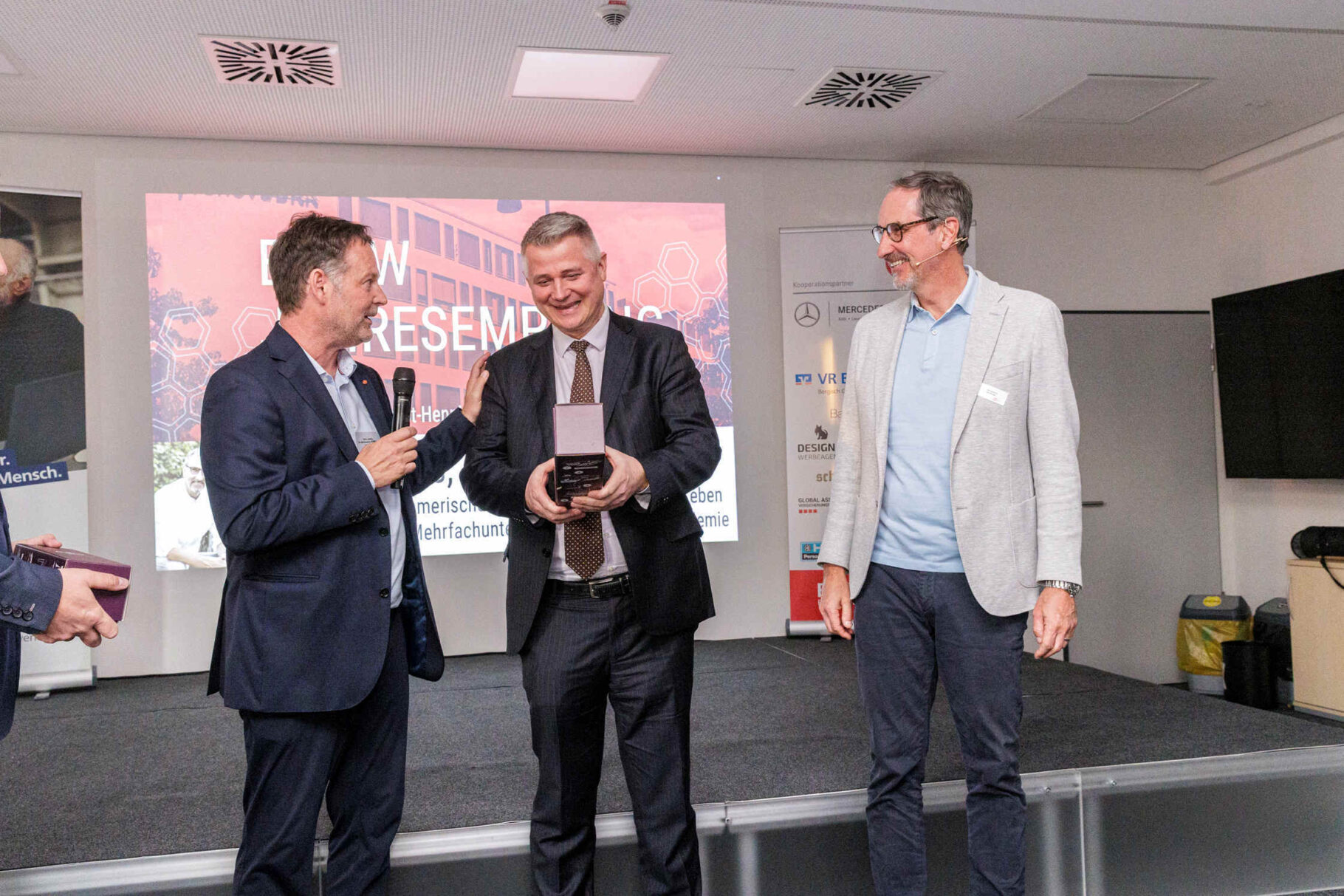 Übergabe eines Weinpräsents an Andreas Jahn, BVMW