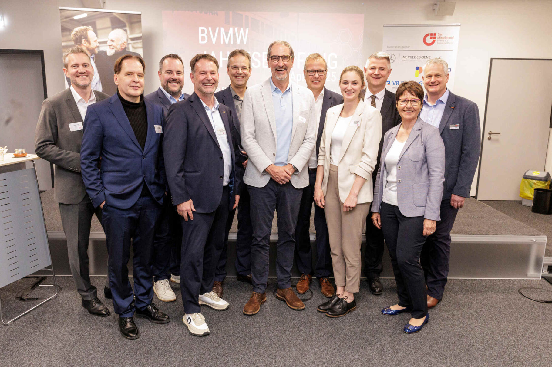 Referent mit Mitarbeitern der Veranstalter