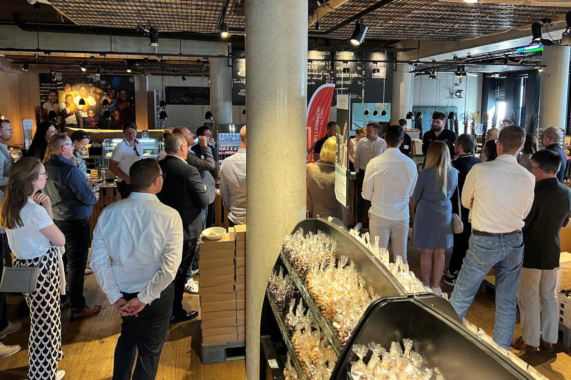 Teilnehmer bei der Begrüßung