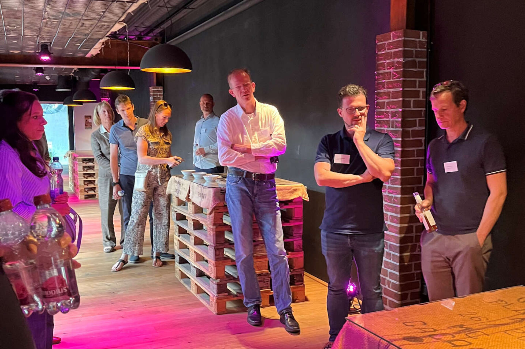 Besucher  hören dem Vortrag zu