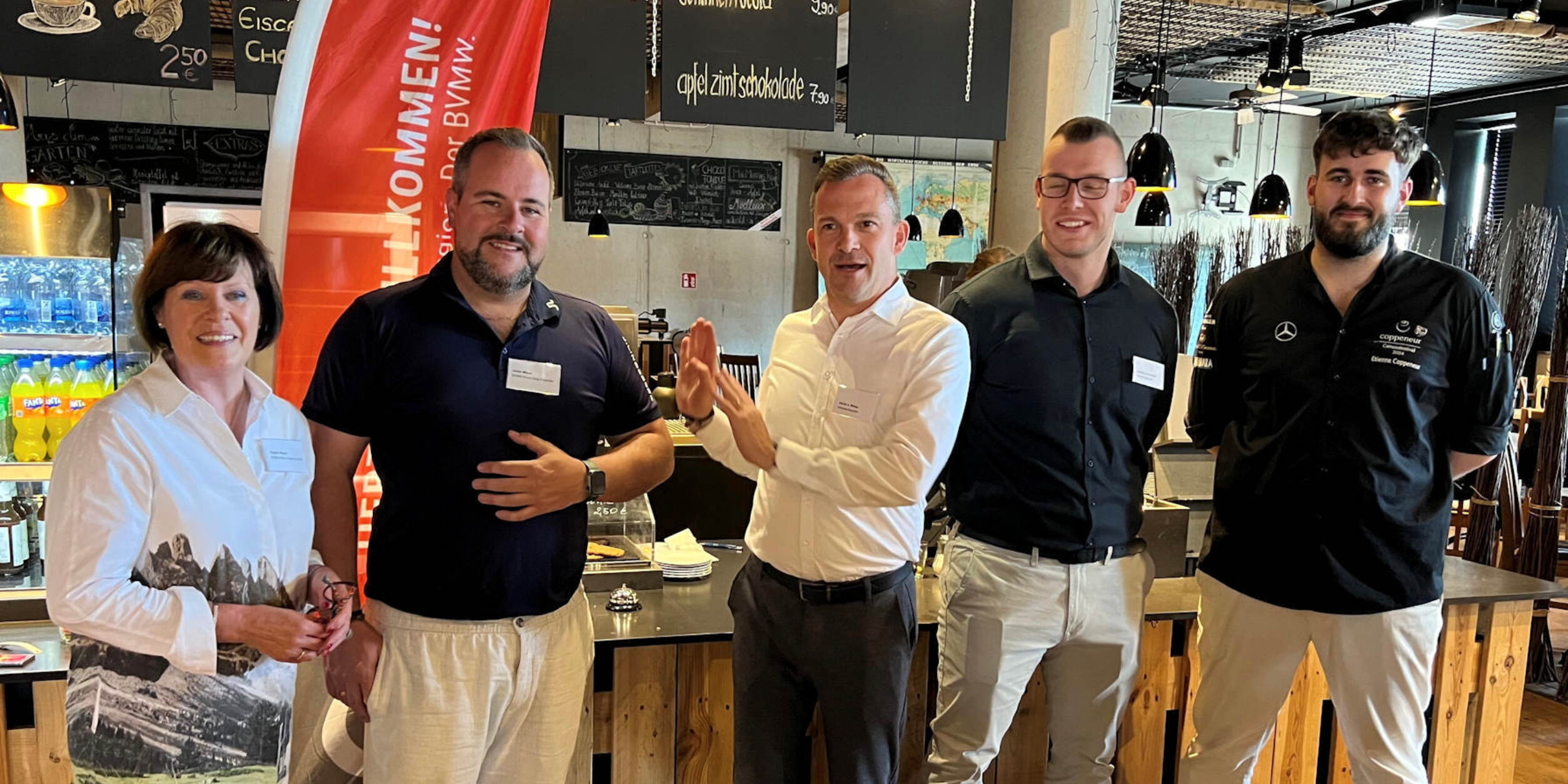 Dagmar und Julian Maiern mit den Gastgebern bei der Begrüßung