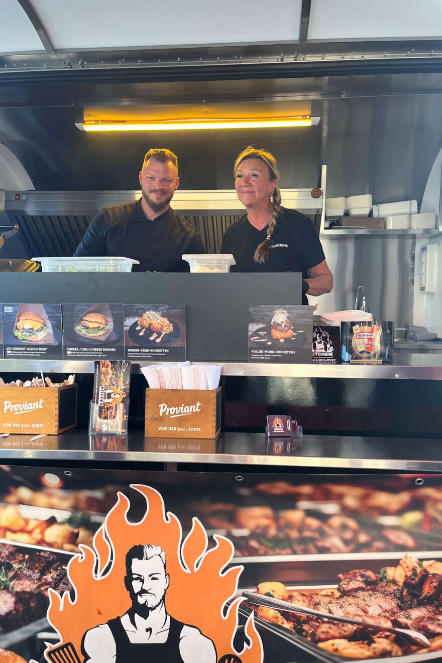 Mitarbeiter hinter der Verkaufstheke