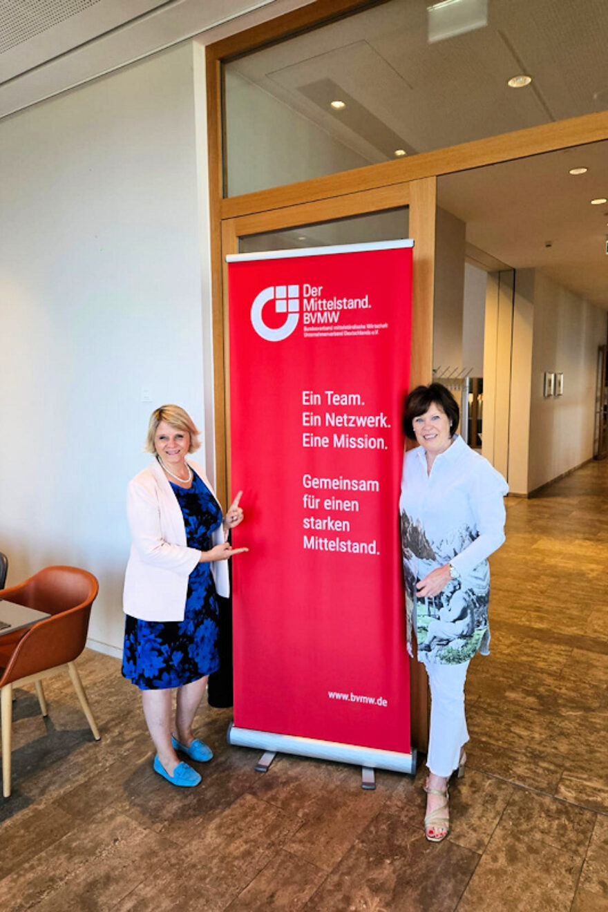 Dagmar Mayer und Freifrau von Massenbach mit BVMW Rollup