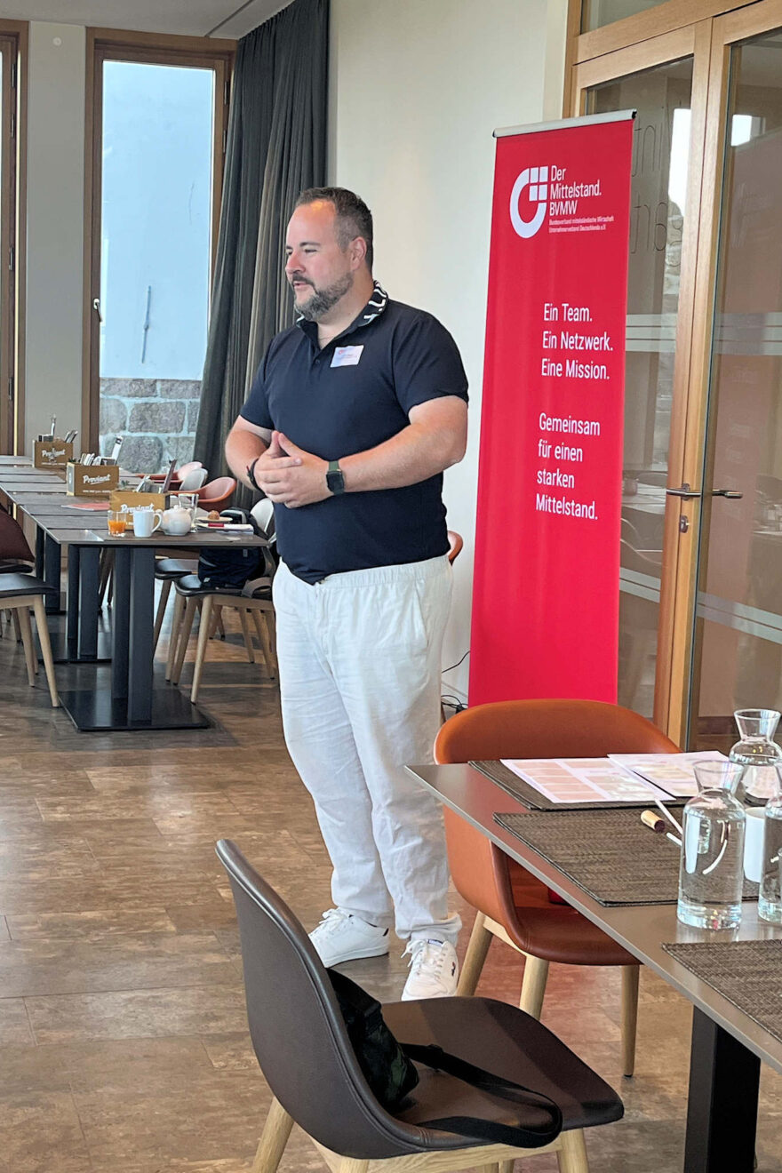 Julian Mayer bei der Begrüßung