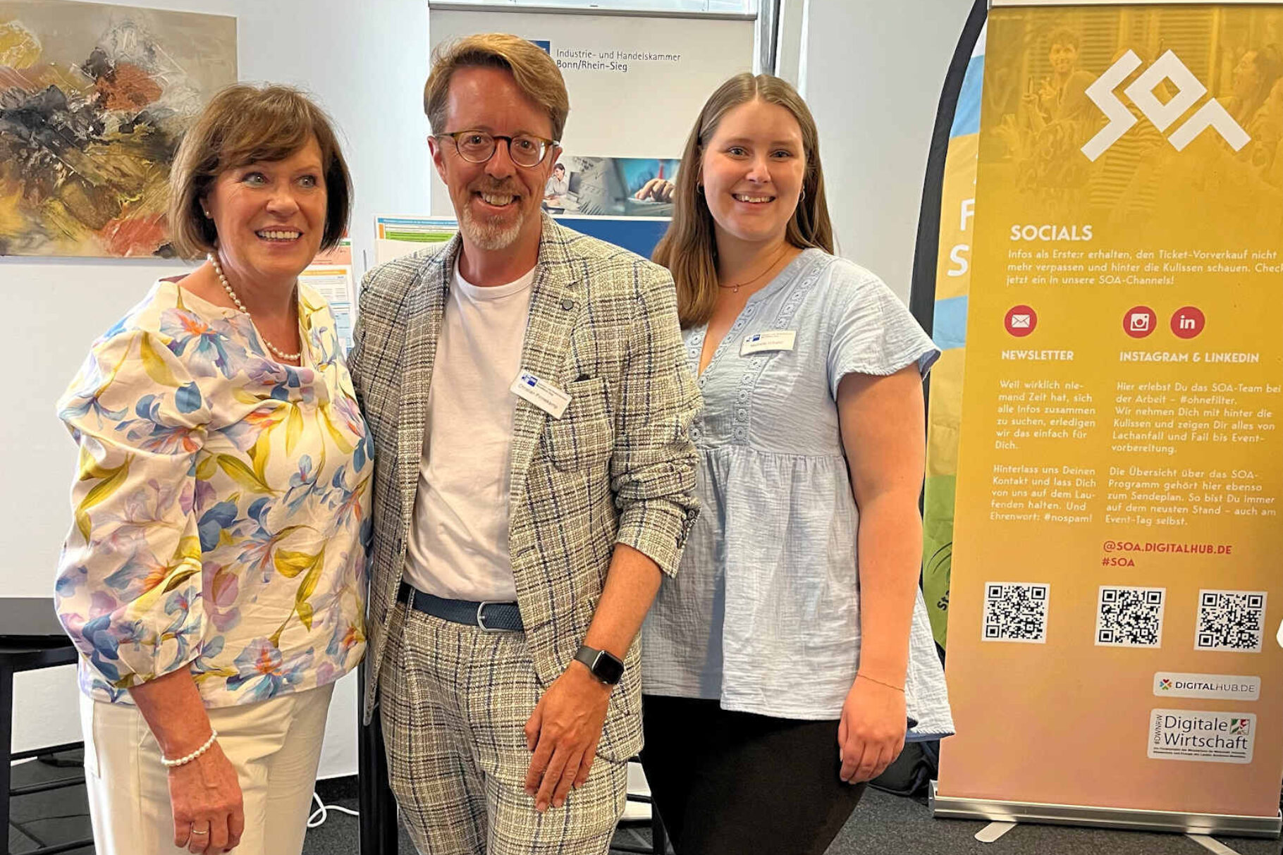 Dagmar Mayer mit 2 Damen vor Rollup