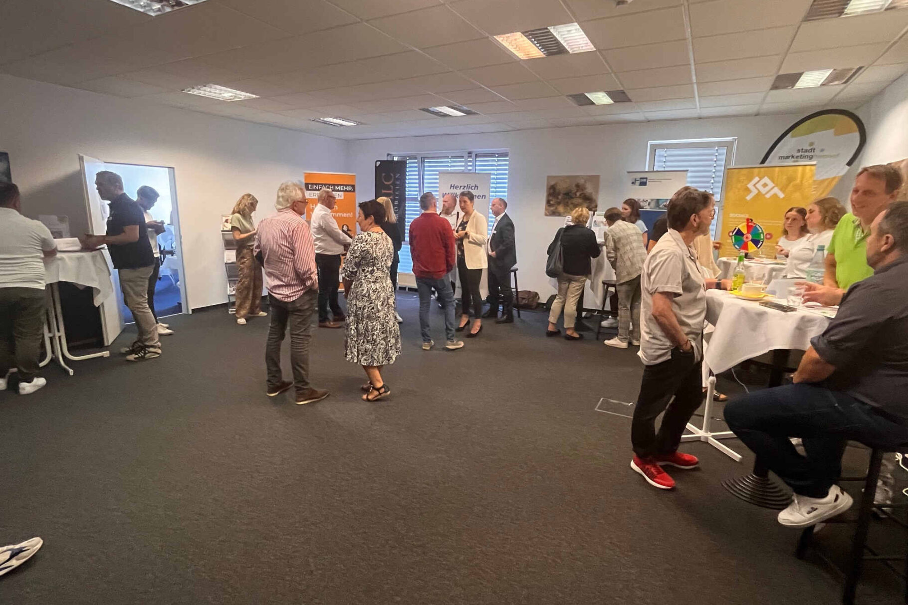 Raum mit Teilnehmenden in der Diskussion