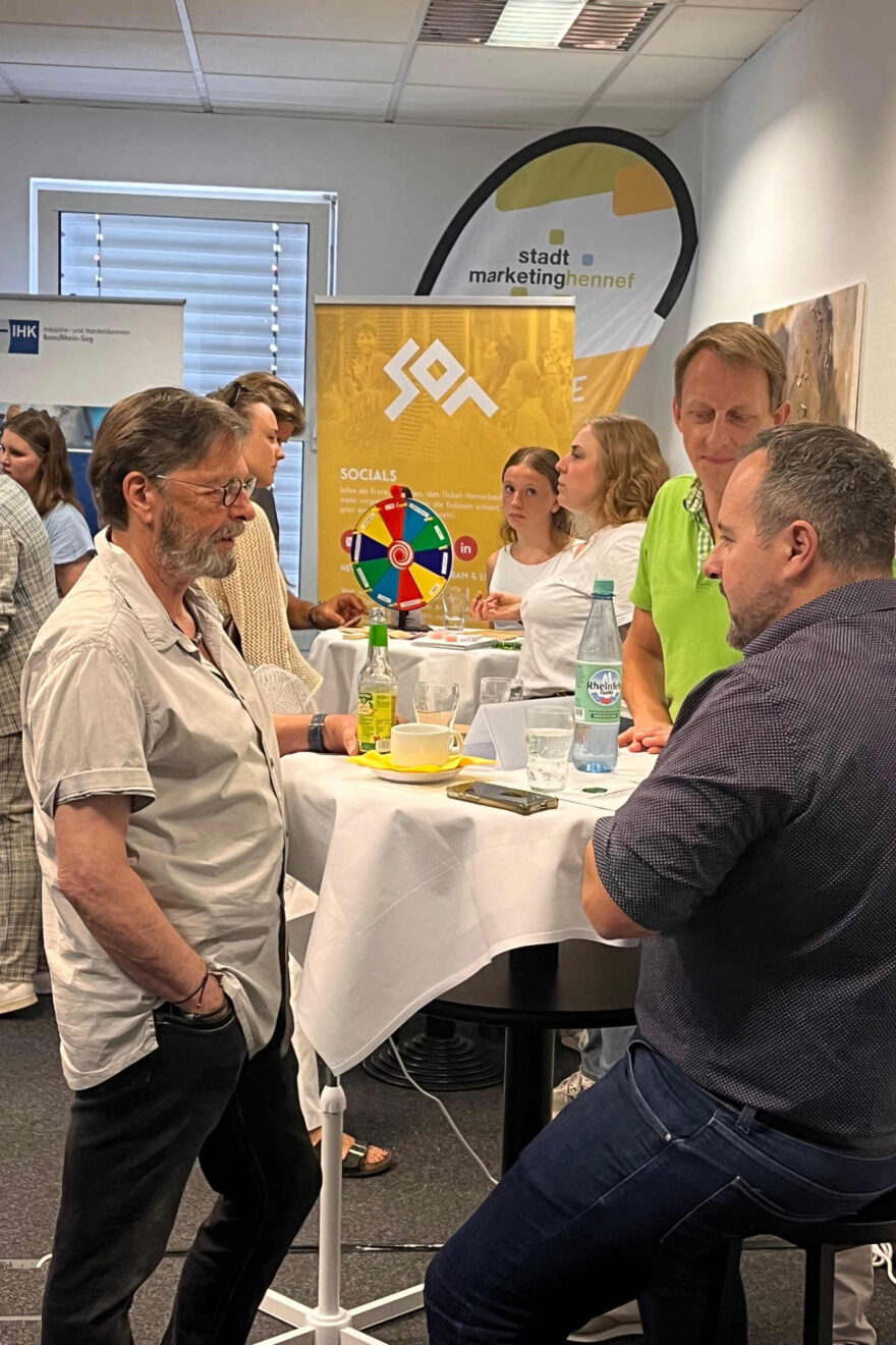 Julian Mayer in der Diskussion mit Teilnehmern