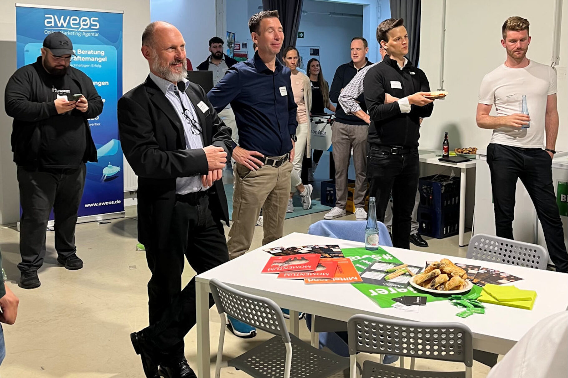 Teilnehmende hören Vortrag zu