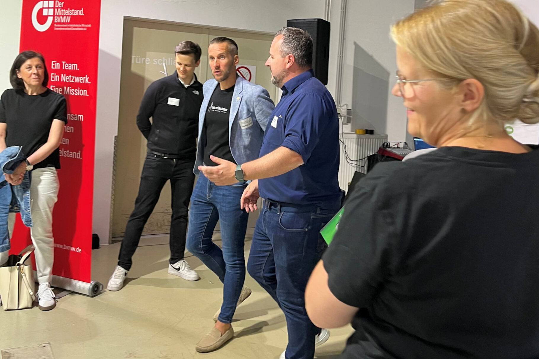 Julian Mayer begrüßt die Teilnehmenden