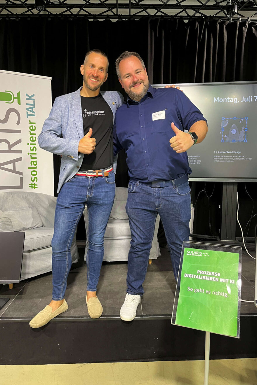 Julian Mayer mit Gastgeber halten Daumen hoch