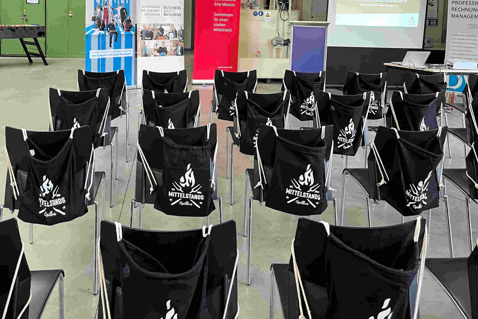 Leerer Raum mit Stühlen