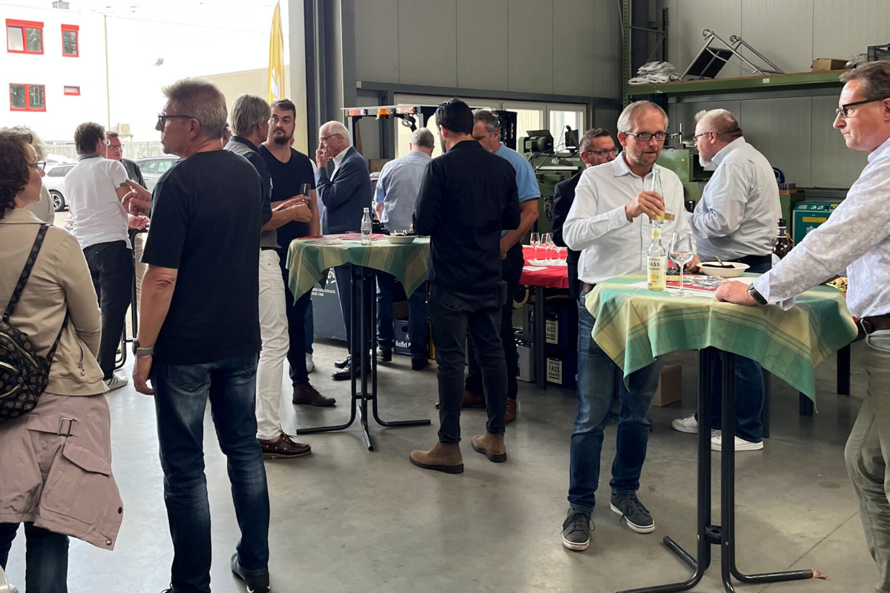 Teilnehmer an Stehtischen beim Essen