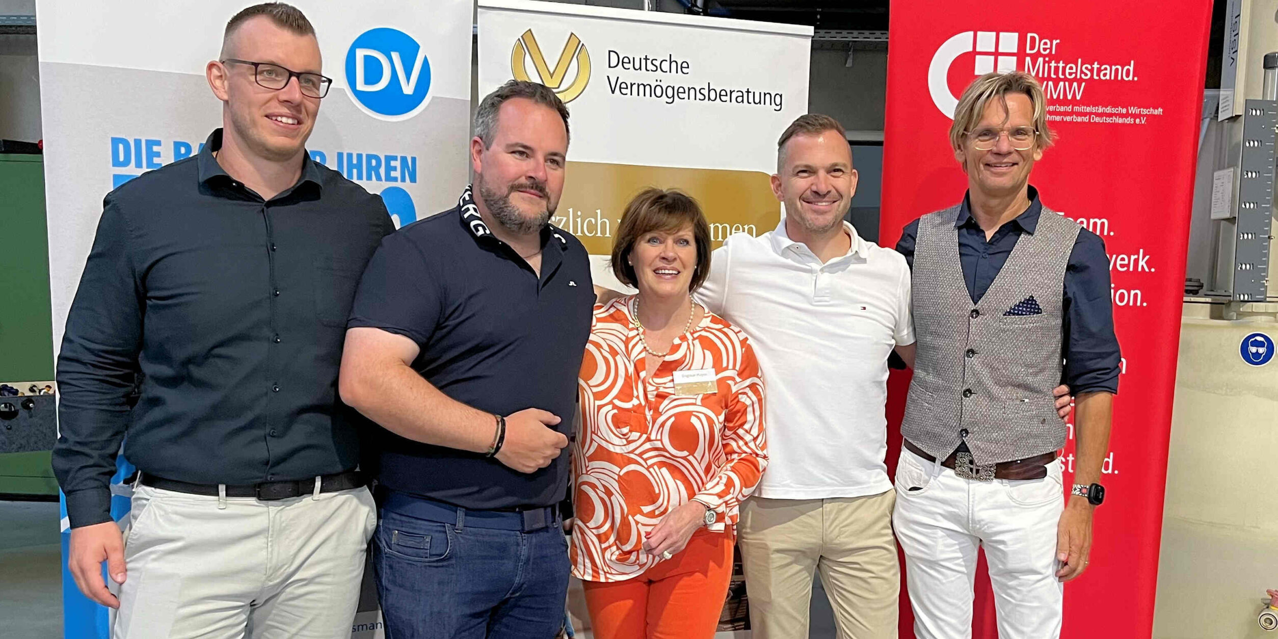 Dagmar und Julian Mayer mit den Referenten vor ihren Rollups