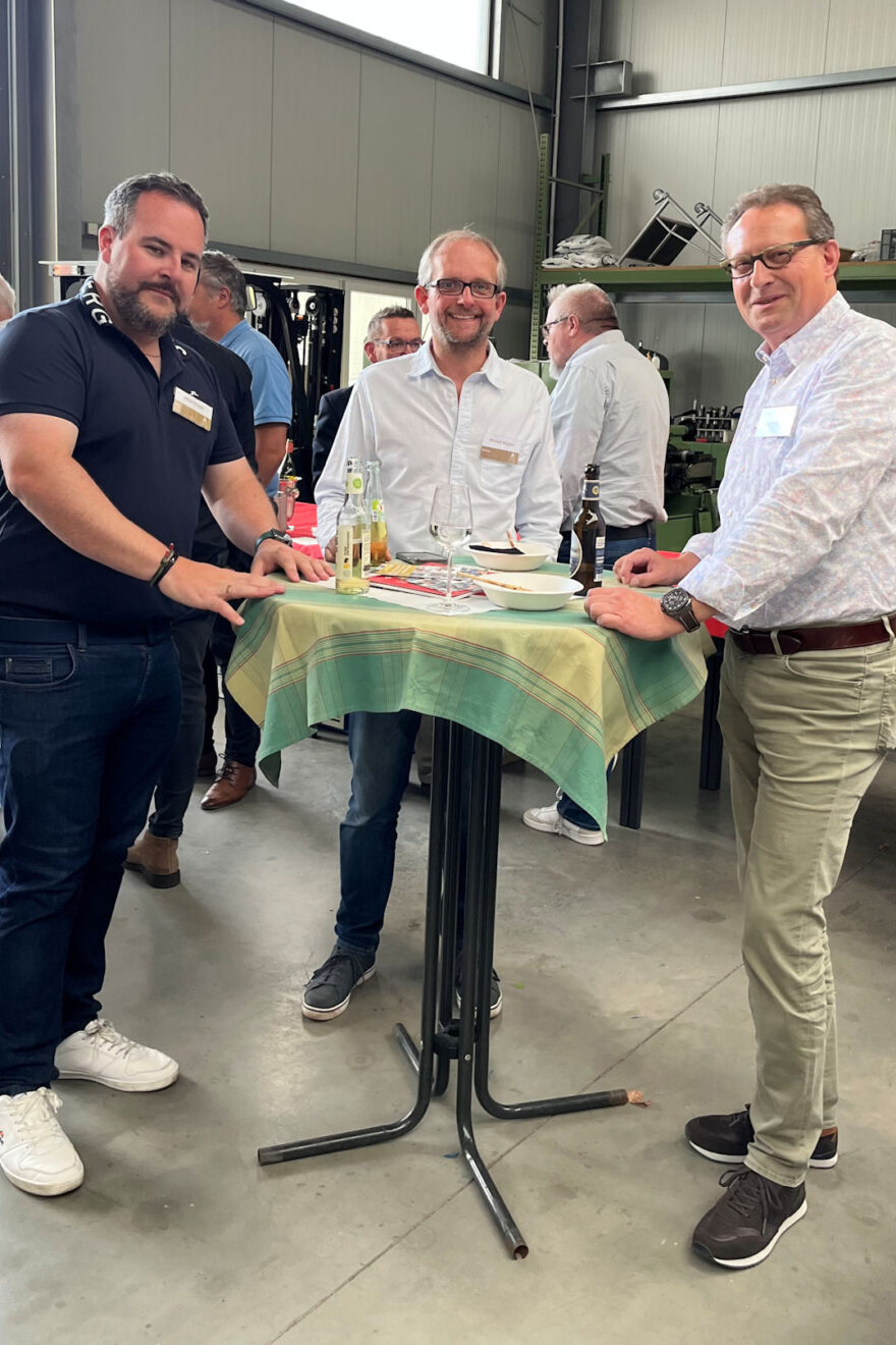 Julian Mayer im Gespräch mit anderen Teilnehmern