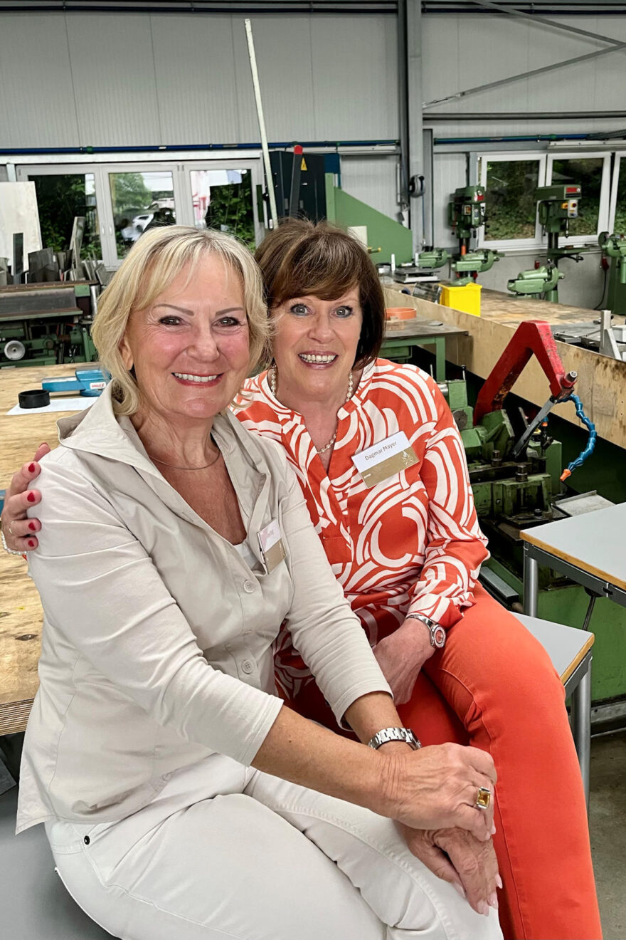 Dagmar Mayer sitzt zusammen mit einer Dame