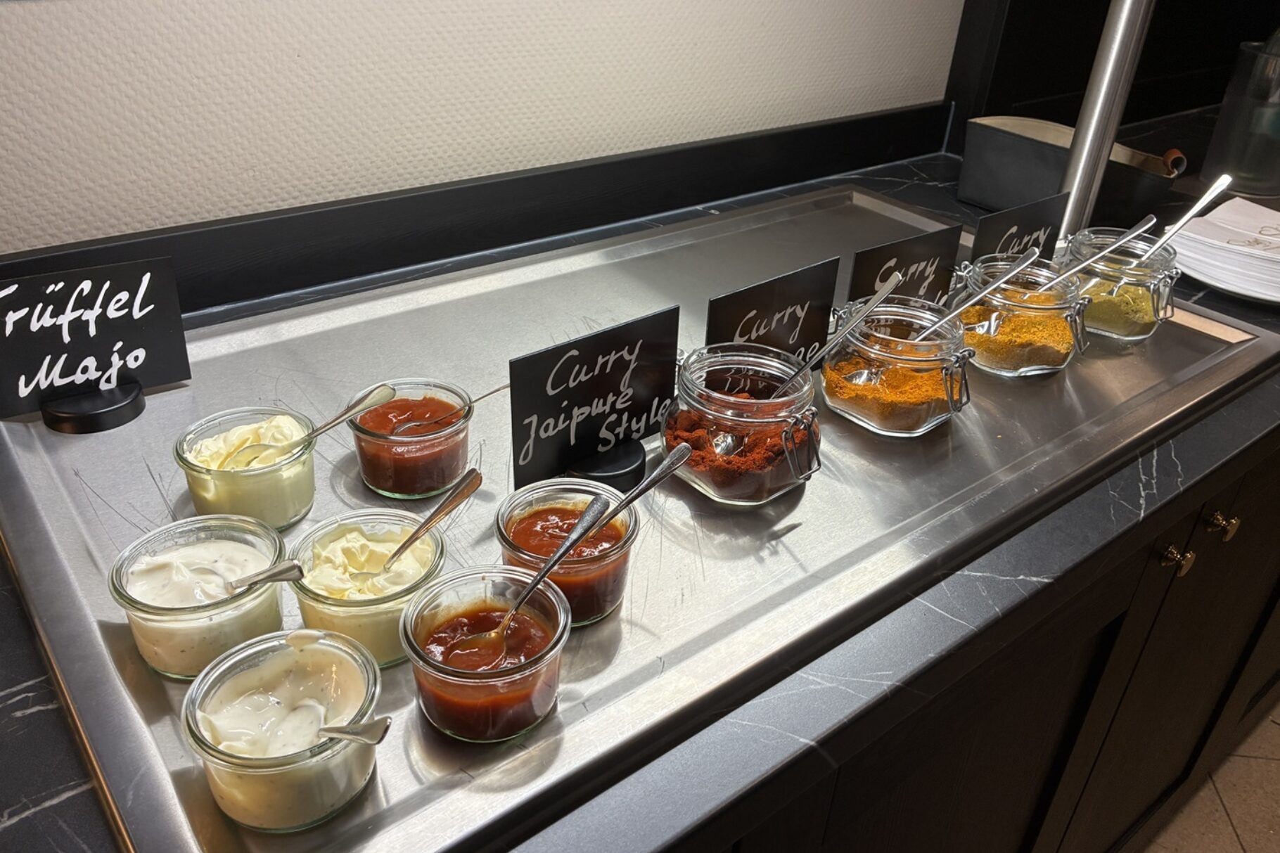 Buffet mit 4 verschiedenen Curry-Sorten