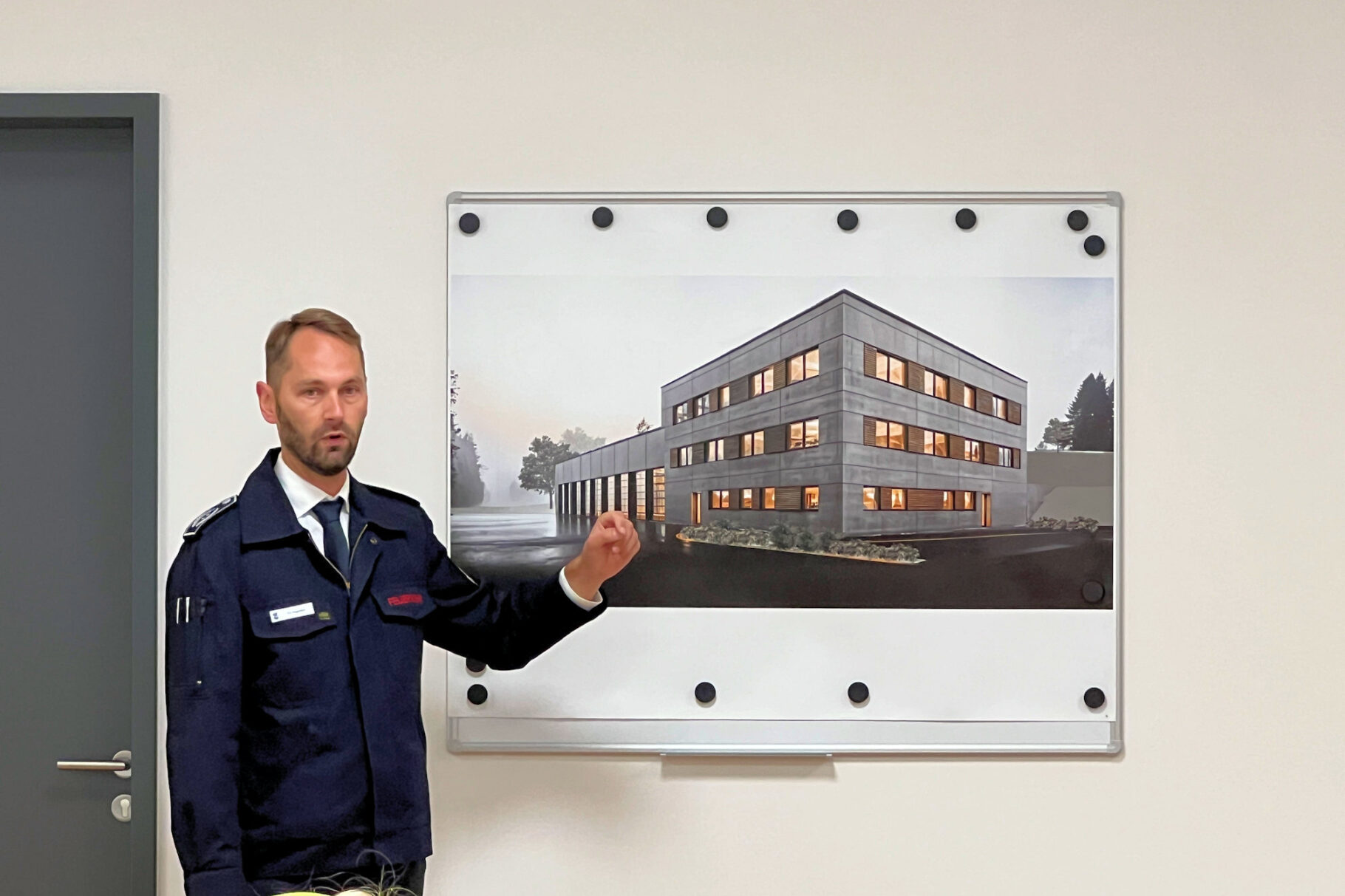 Stadtbrandinspektor Tim Hogenfeld zeigt das neue Feuerwehrhaus