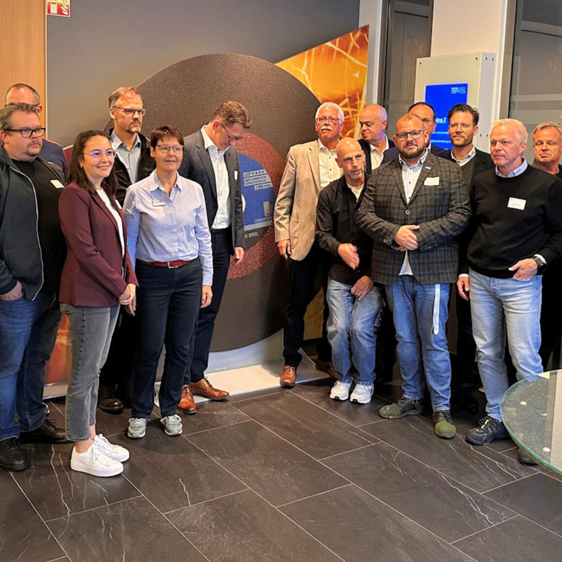 Die Teilnehmer stehen vor der größten Trennscheibe der Welt