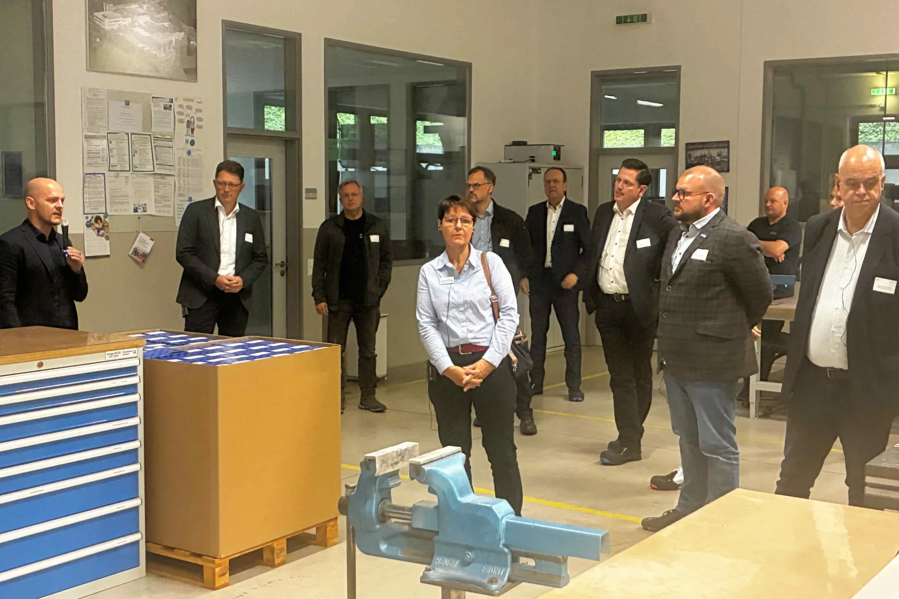 Die Teilnehmer in der Lehrwerkstatt beim Vortrag