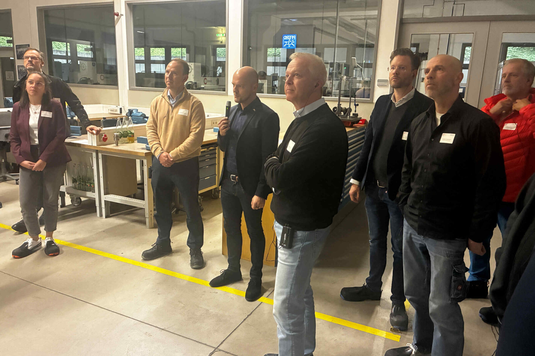 Die Teilnehmer in der Lehrwerkstatt beim Vortrag