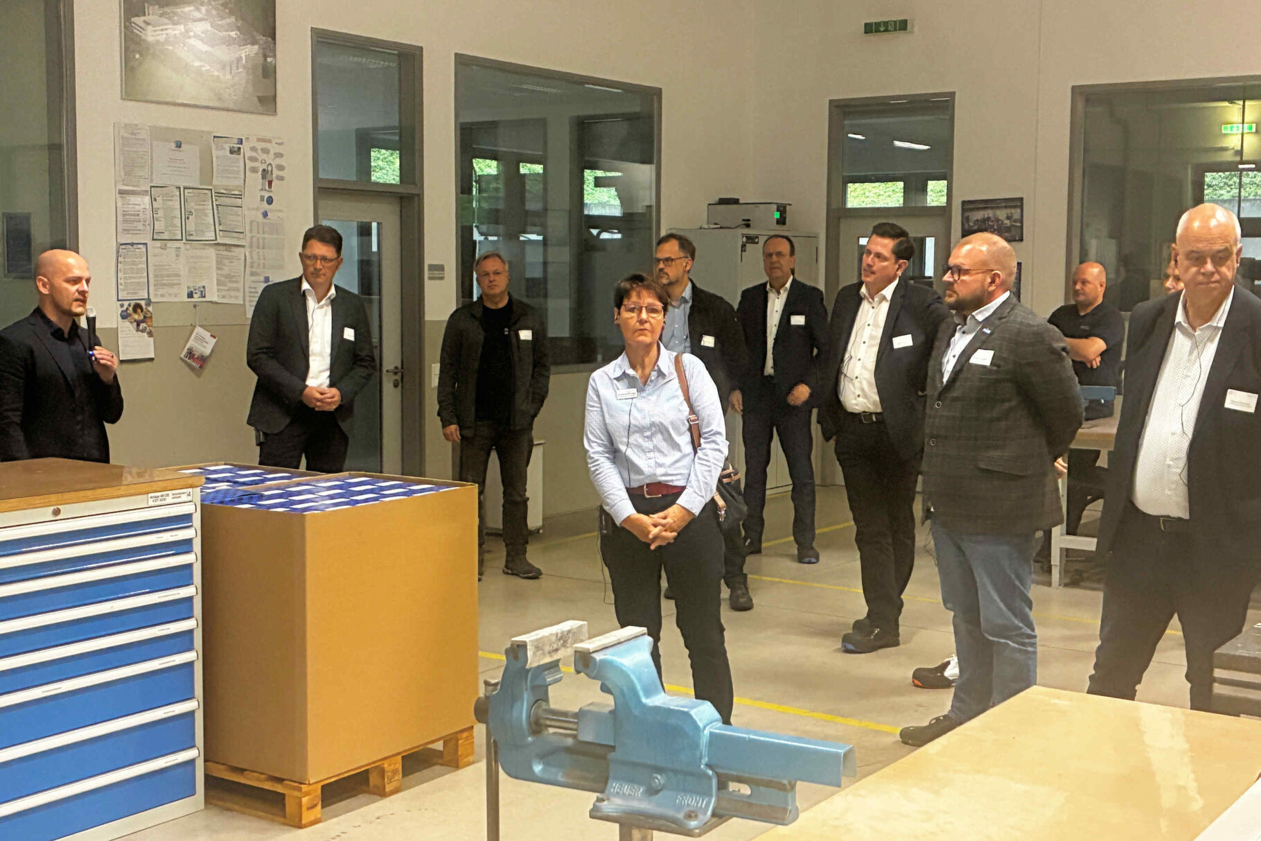 Die Teilnehmer in der Lehrwerkstatt beim Vortrag