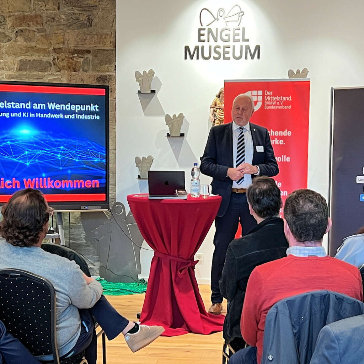 Der Engelskirchener Bürgermeister Dr. Karthaus begrüßt die Teilnehmer