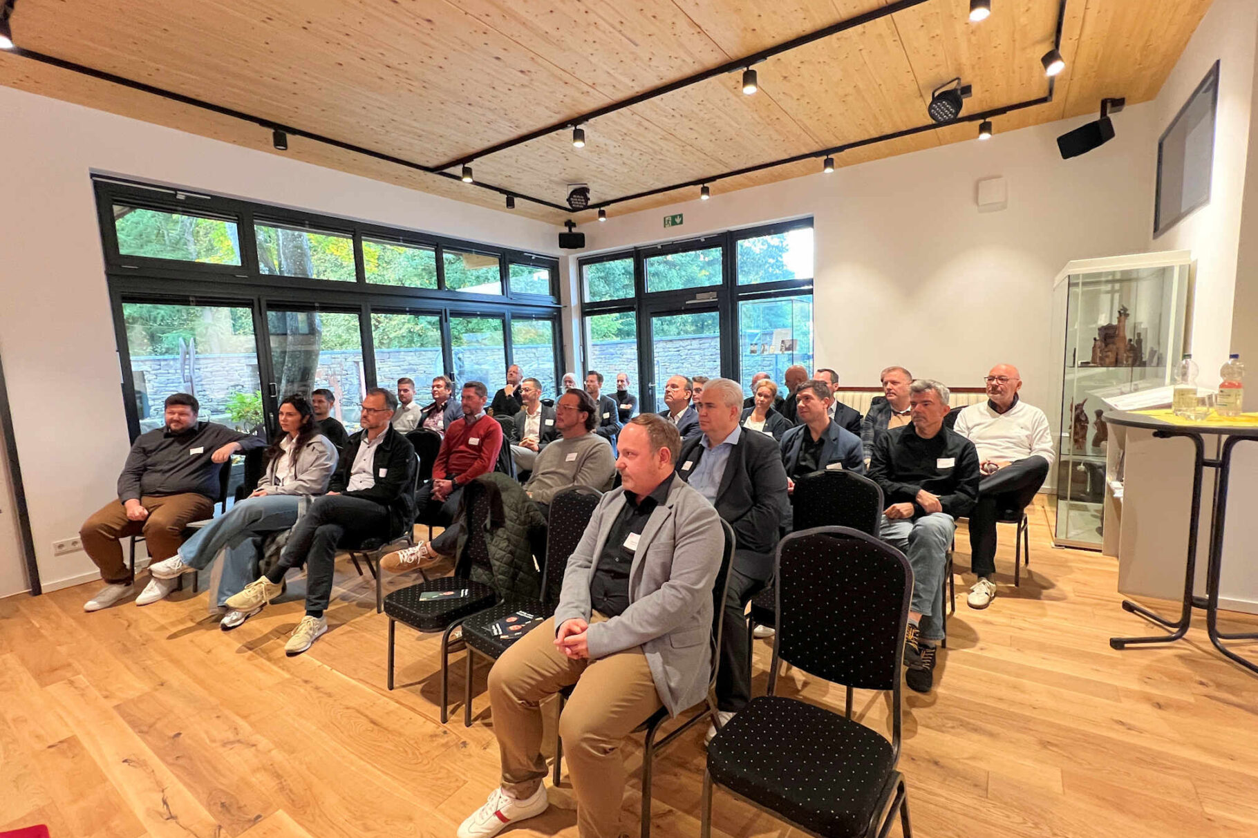 Teilnehmer auf ihren Sitzen beim Vortrag